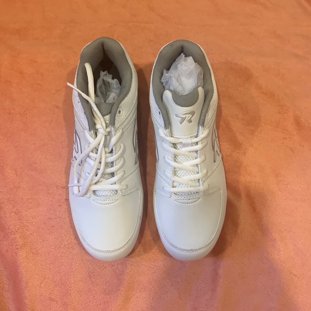 Never worn women’s softball metal cleats! 🥎